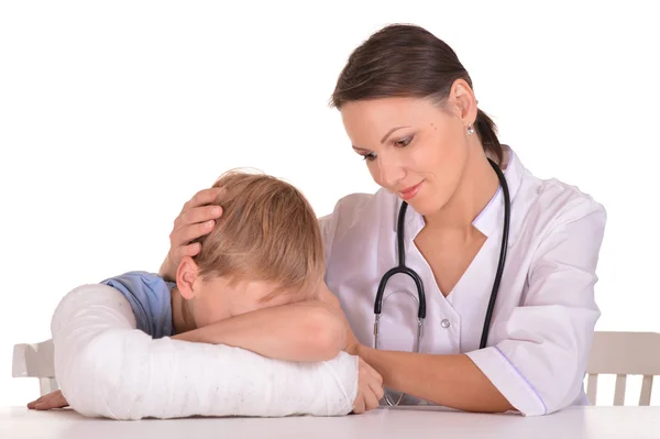 Retrato de enfermera y niño con un brazo roto — Foto de Stock
