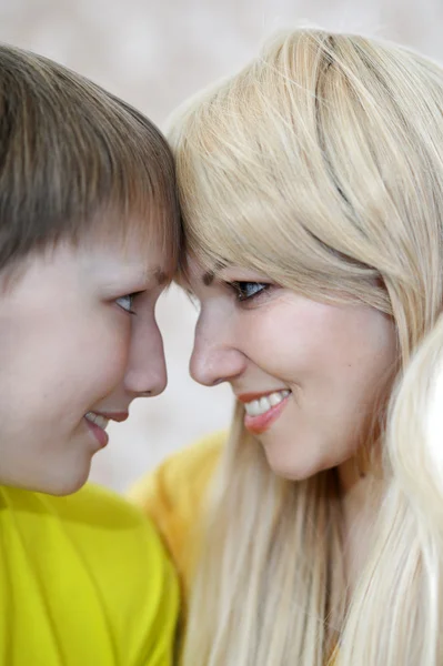 Moeder met haar leuke zoon — Stockfoto