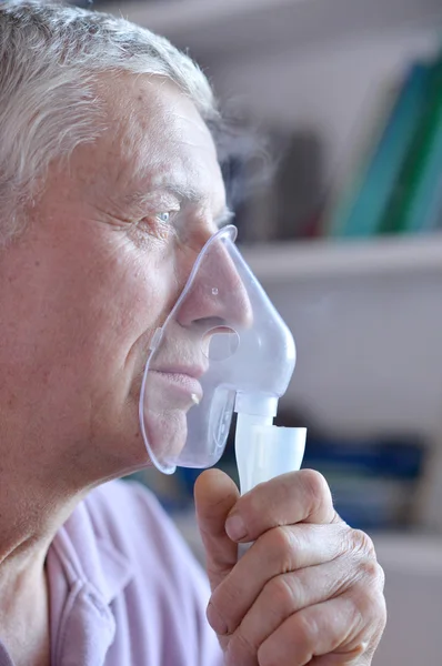 Hombre haciendo inhalación —  Fotos de Stock