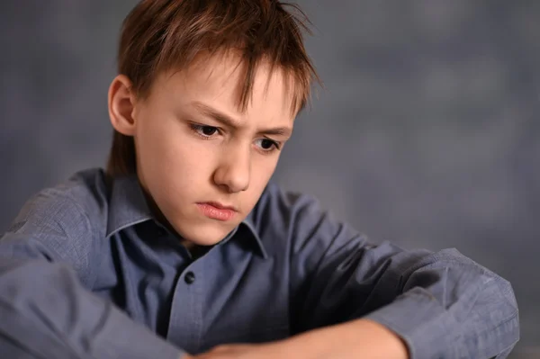 Melancholischer kleiner Junge — Stockfoto