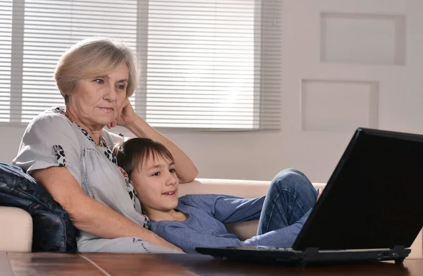 Niño y abuela con portátil —  Fotos de Stock