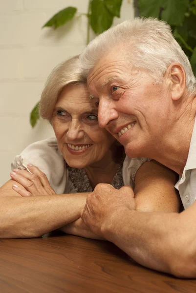 Feliz pareja de ancianos sentados en la terraza — Foto de Stock