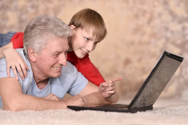 Mann und sein Enkel — Stockfoto