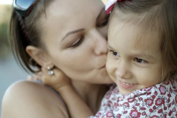 Madre e hija en el paseo —  Fotos de Stock