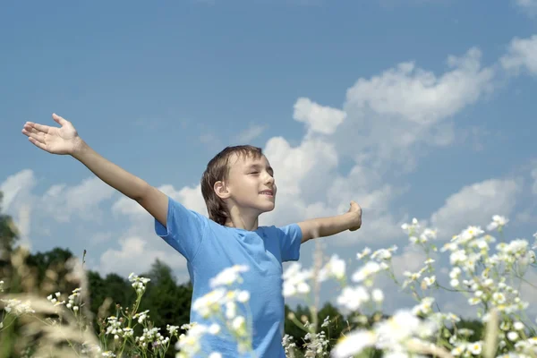 Felice ragazzo godendo di aria fresca — Foto Stock