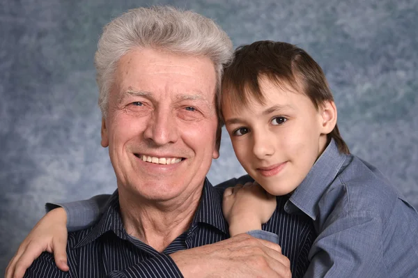 Ragazzo e il suo nonno felice — Foto Stock