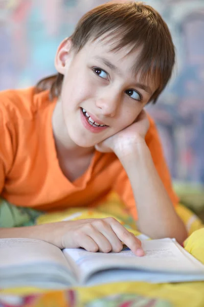 Liten pojke läser en bok — Stockfoto