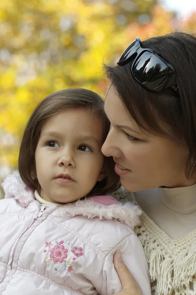 Mamá e hija joven caminando — Foto de Stock