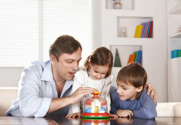 Vater und seine Kinder spielen — Stockfoto