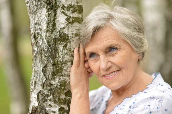 Anciana en paseo — Foto de Stock