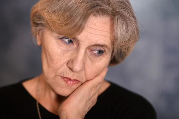 灰色の背景で高齢者の女性 — ストック写真