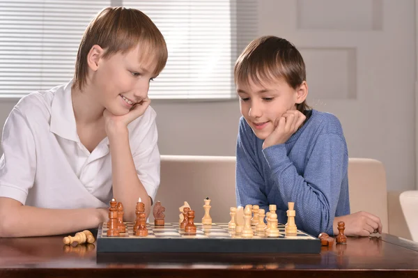Två pojkar spelar schack — Stockfoto