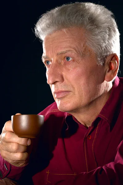 Hombre con tapa de café — Foto de Stock