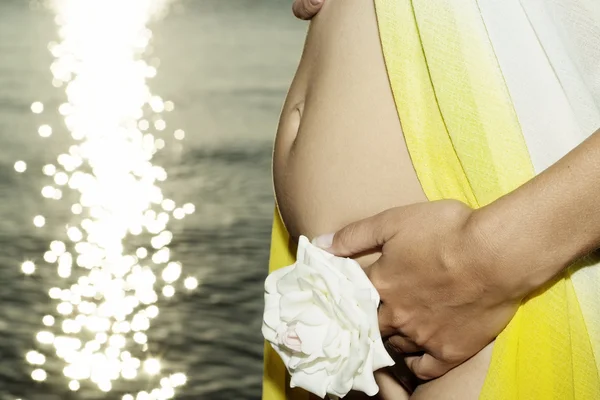 Bauch einer Schwangeren — Stockfoto