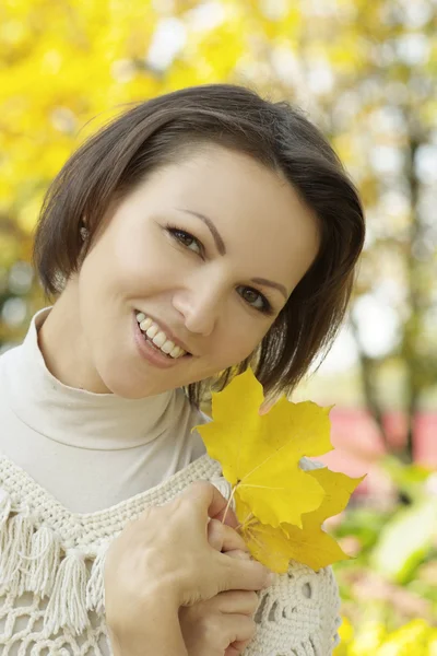 Jeune femme marchant dans le parc — Photo