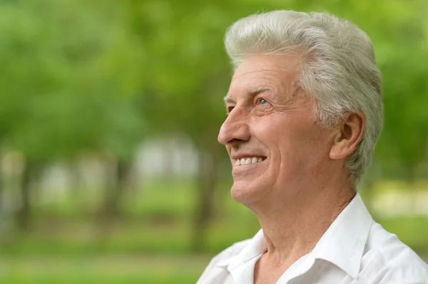 Elderly man on a walk — Stock Photo, Image