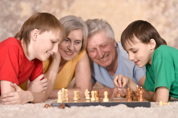 Jeunes hommes et grands-parents — Photo