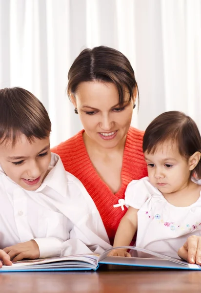 Mãe com seus filhos — Fotografia de Stock