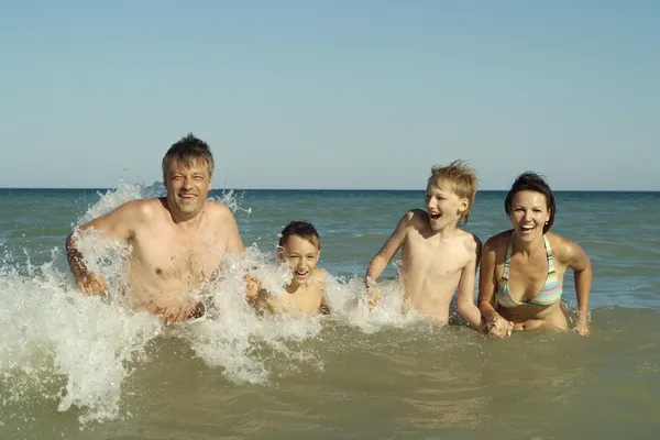 幸せな家族を泳ぐ — ストック写真