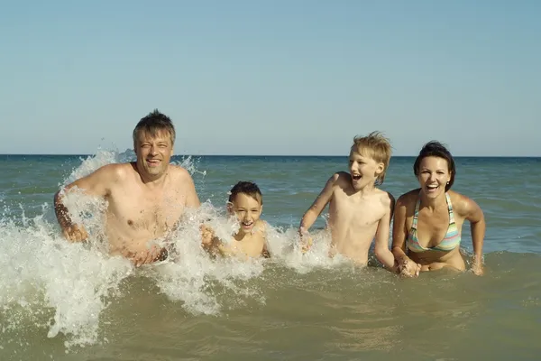 Família feliz nada — Fotografia de Stock