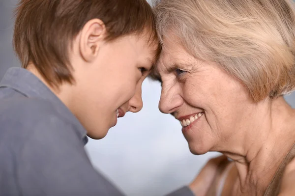 Gelukkige jongen en zijn grootmoeder — Stockfoto