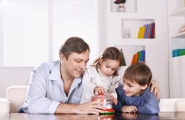 Vater und seine Kinder spielen — Stockfoto