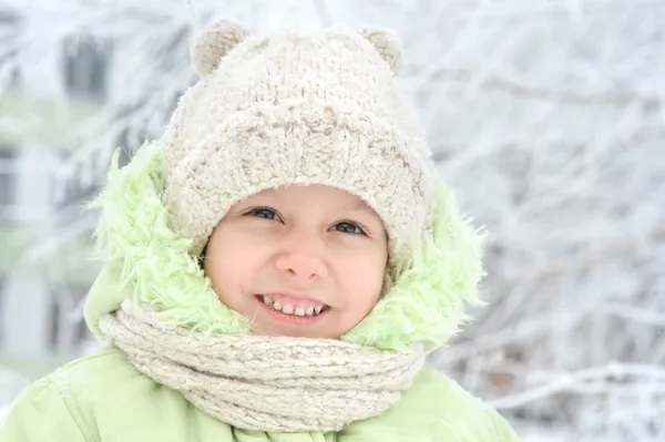 Gelukkig meisje in de winter — Stockfoto