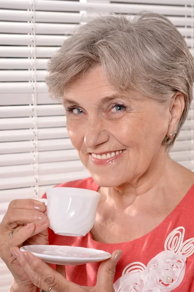Mujer bebiendo café —  Fotos de Stock