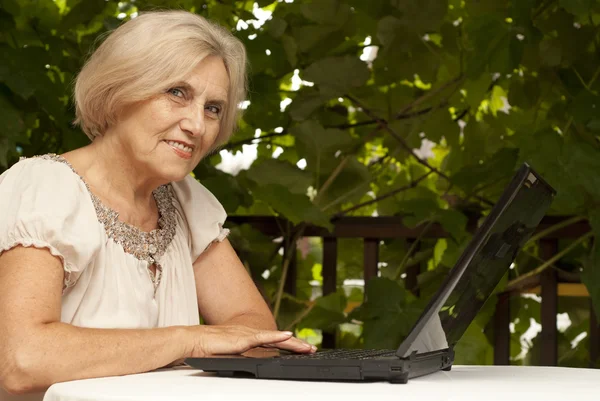Bara äldre kvinna sitter på verandan — Stockfoto