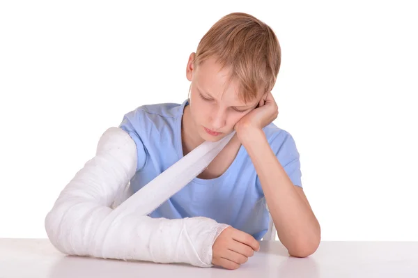 Ragazzo con un braccio rotto — Foto Stock