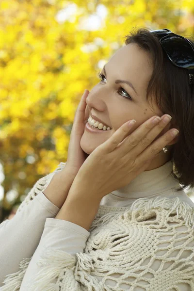 Nette junge Frau — Stockfoto