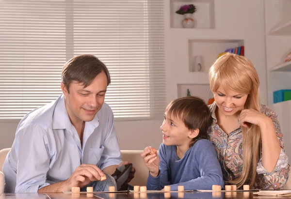 Garçon avec ses parents jouant au loto — Photo