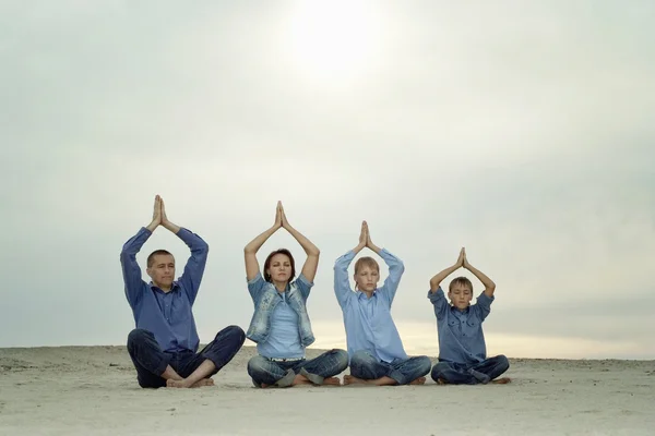 Famille à l'air frais — Photo