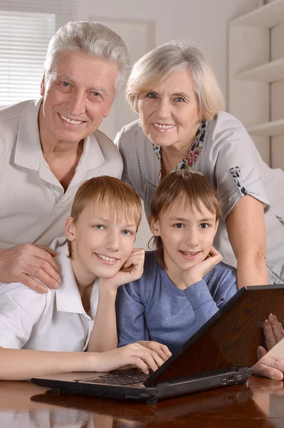 Famiglia a un computer portatile — Foto Stock