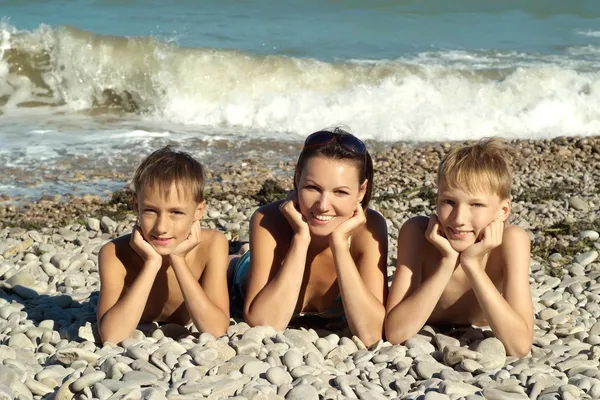 Trevlig familj kom till stranden — Stockfoto