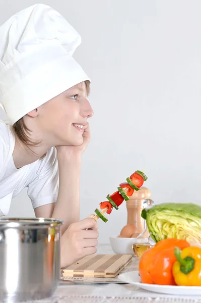 Niño preparando comidas — Foto de Stock