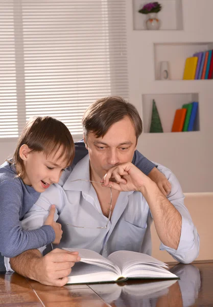 Pai e seu filho sentado no sofá — Fotografia de Stock