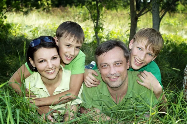 Família na camisa verde — Fotografia de Stock