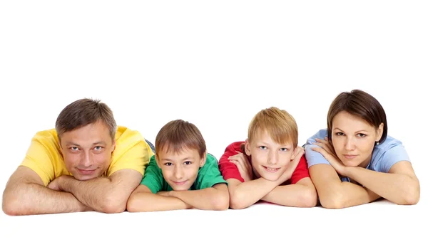 Família amigável em camisetas brilhantes — Fotografia de Stock