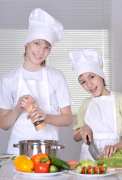 Jungen bereiten Abendessen zu — Stockfoto