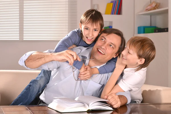 Pai e seus dois filhos em casa — Fotografia de Stock