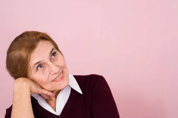 Gute ältere kaukasische Geschäftsfrau sitzt — Stockfoto