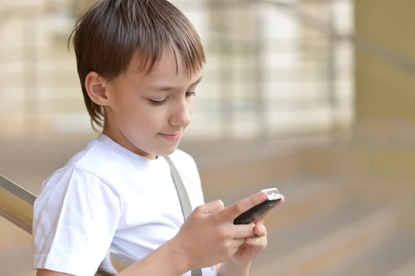 Junge beim Spielen — Stockfoto