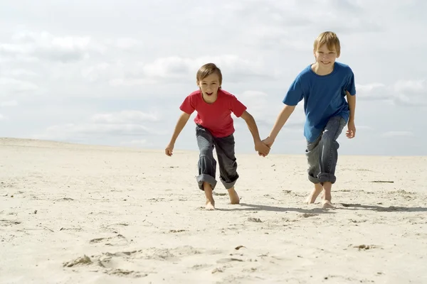 Enfants sur le sable — Photo