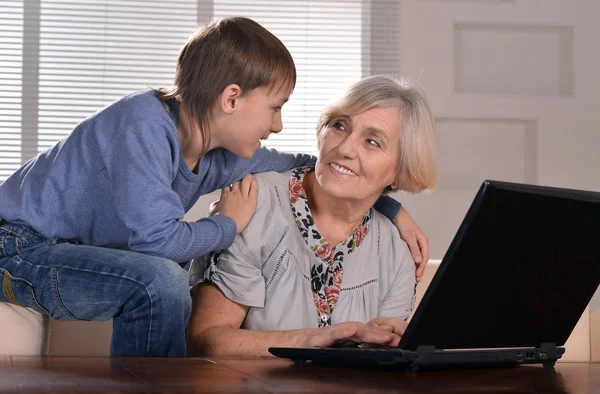 Pojke och mormor med laptop — Stockfoto