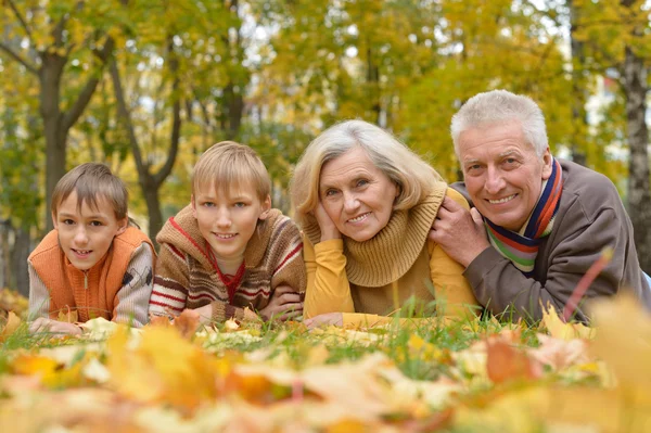 Familia amigable caminando —  Fotos de Stock