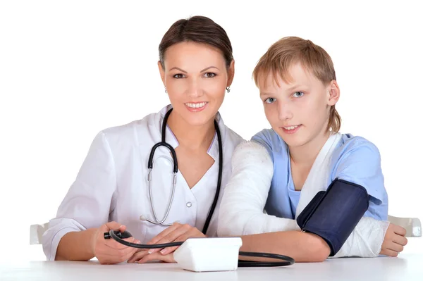 Portret van verpleegster en jongen met een gebroken arm — Stockfoto