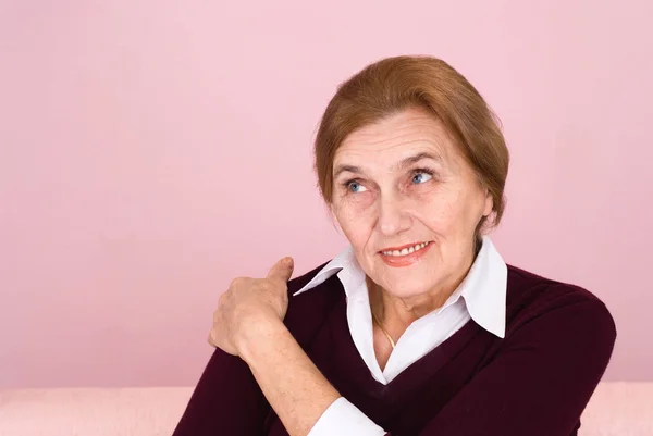 Feliz anciano caucásico mujer de negocios sentado —  Fotos de Stock