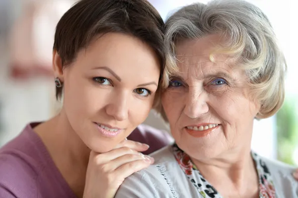 Older woman and a young woman — Stock Photo, Image