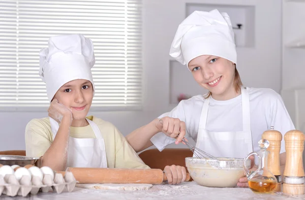 Jungen kneten den Teig — Stockfoto